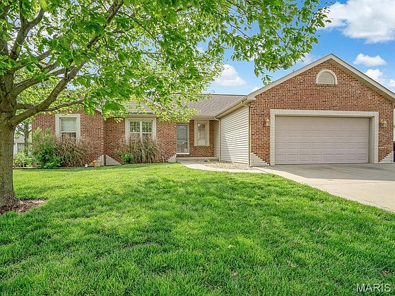 3rd image of 1051 White Oak Dr