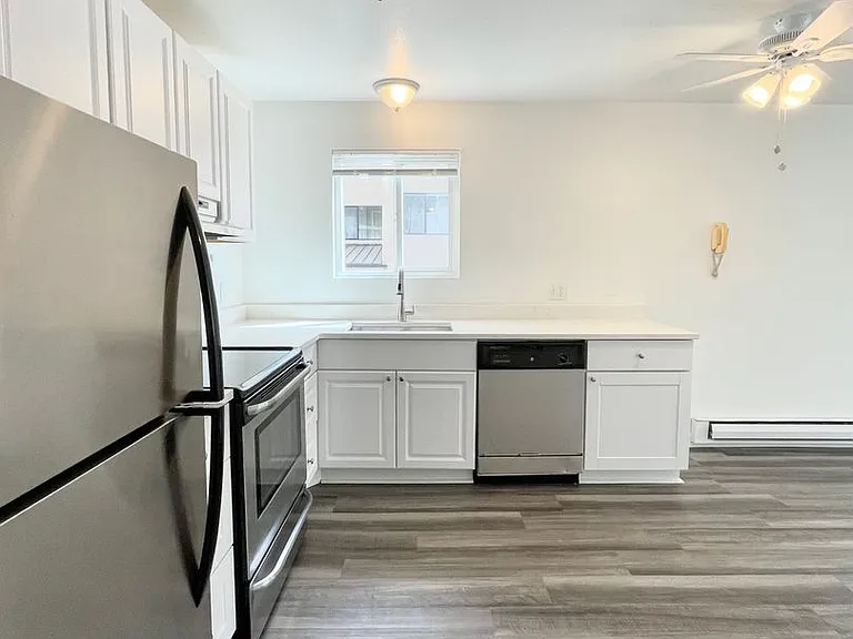 Welcome to a prime West Seattle community designed for convenient and comfortable living — Photo 13