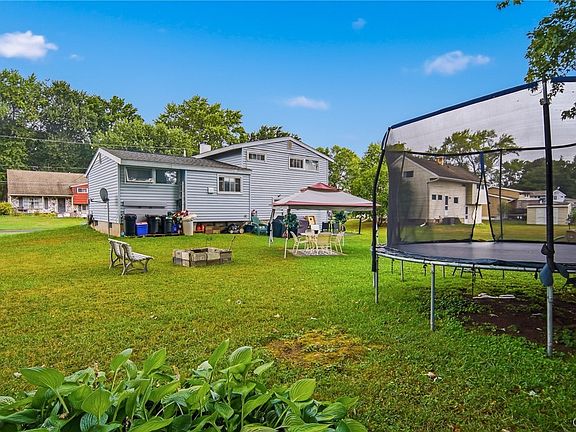 3rd image of 16 Huckleberry Ln
