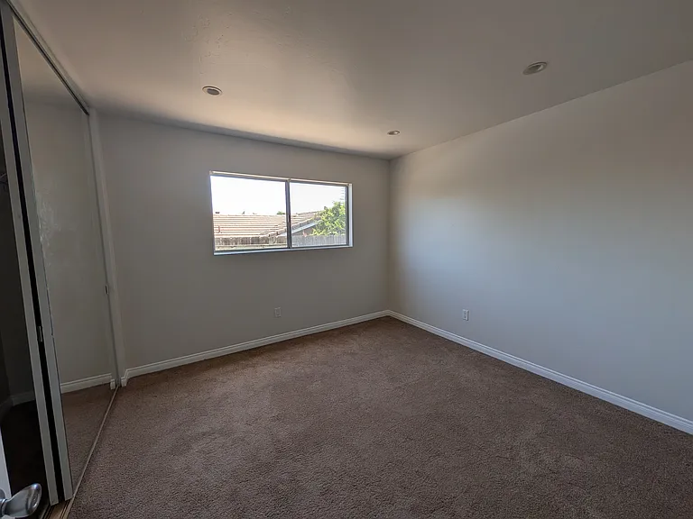 1642 Jeffrey Ave — Photo 10