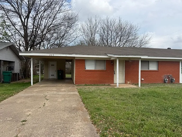 205 Shirley Dr — Photo 1