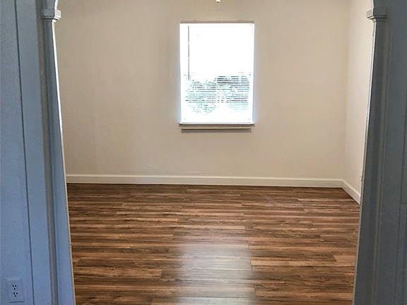 3rd image of 216 W Lobit St