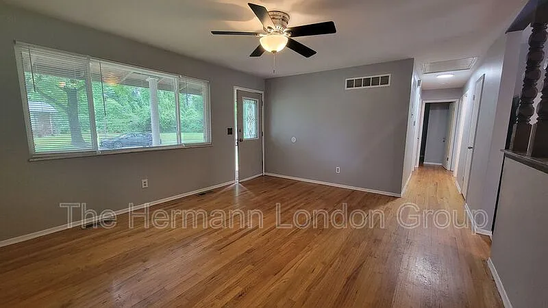 3 bed, 1.5 bath, 1040 sqft, $1,325 — Photo 3