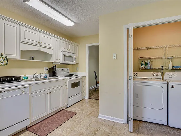 540 Edgecliff Ln — Photo 12