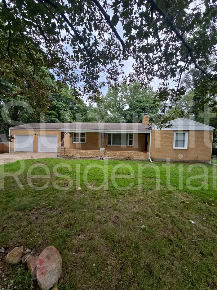 3 bed, 1.0 bath, 1312 sqft, $1,745 — Photo 2