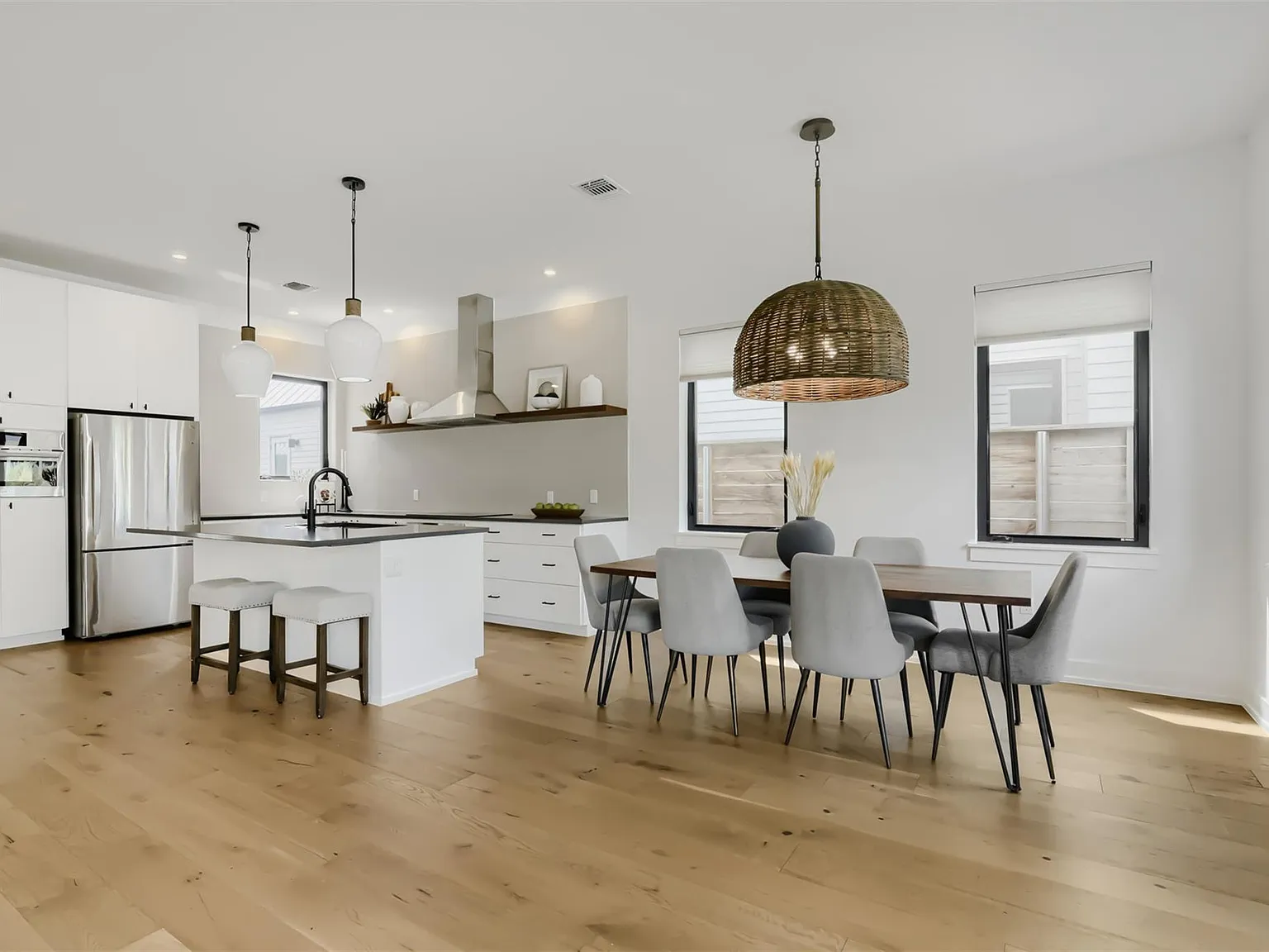 3 bed, 2.5 bath, 2220 sqft, $5,000 — Photo 3