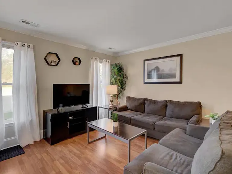 2225 Summit St #1 — Photo 1