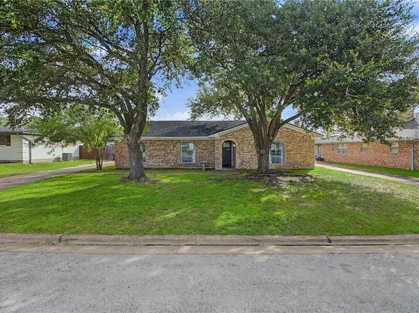 2909 Woodmeadow Dr, Bryan, TX 77802