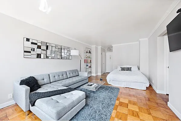 Sold by R New York | media 4