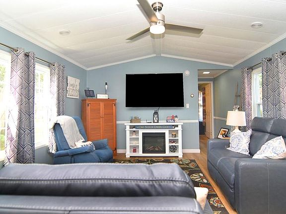 4th image of 130 Holiday Ct
