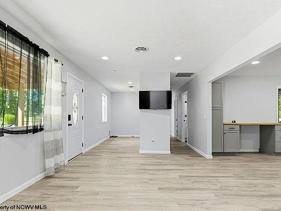 4th image of 137 Blossom Dr