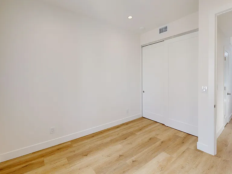 2952 Folsom St — Photo 32