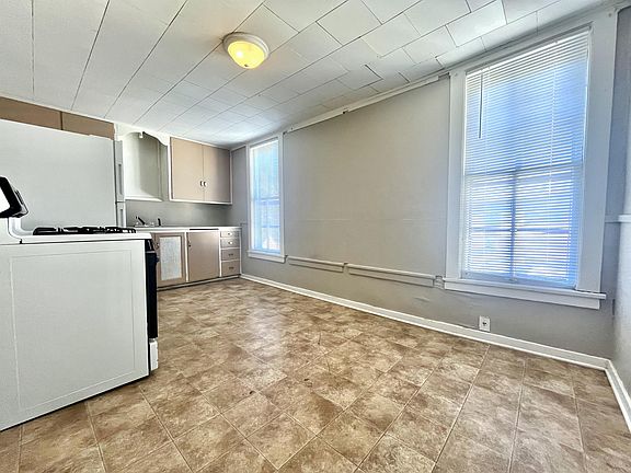 4th image of 326 E Washington St #6