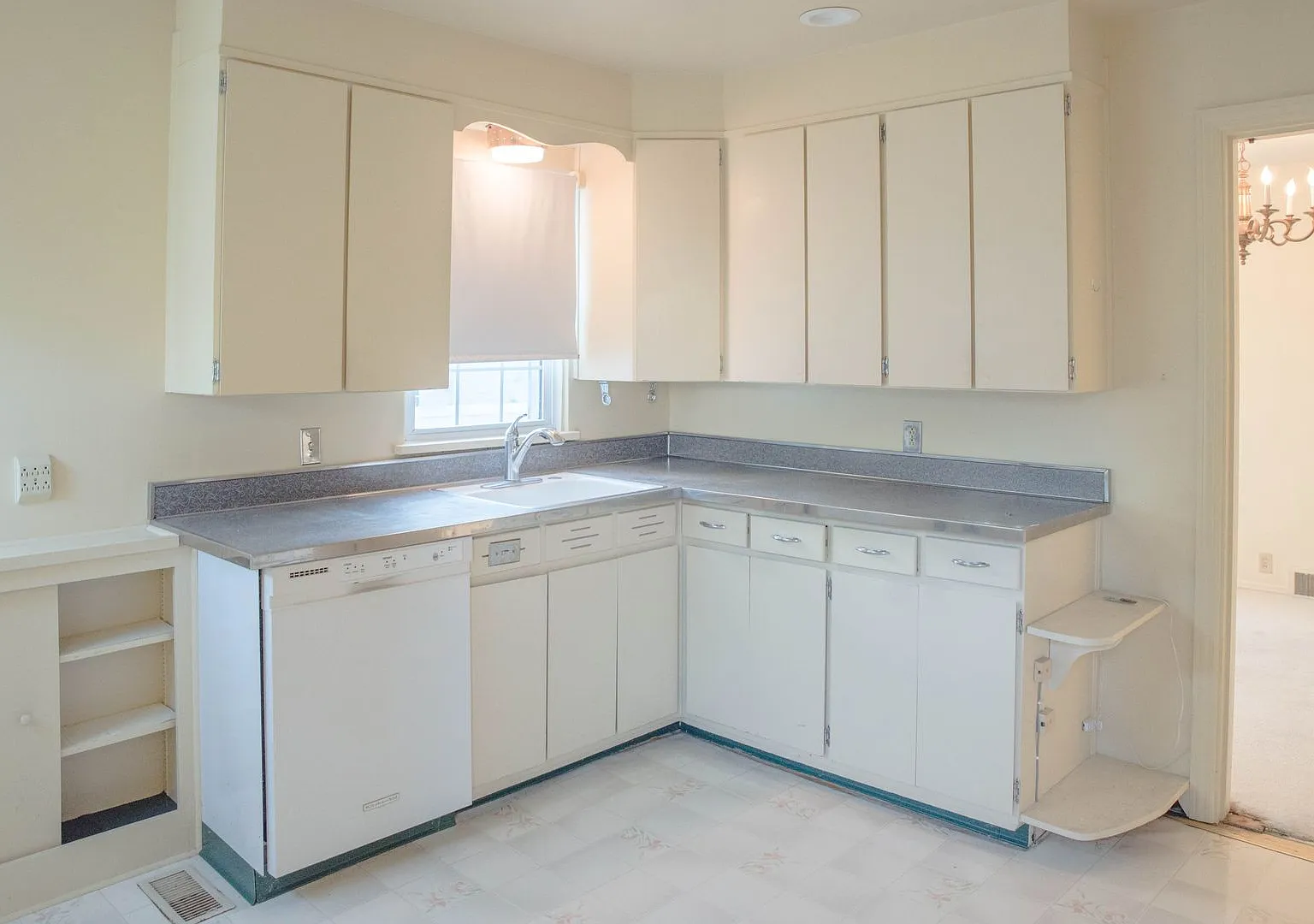 Spacious 4 Bedroom, 2 Bathroom Home with Detached Garage, Walking Distance to Ball State Campus! — Photo 1