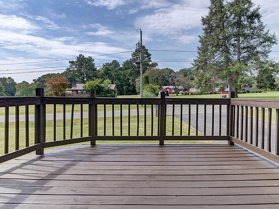 3rd image of 621 Riverview Dr