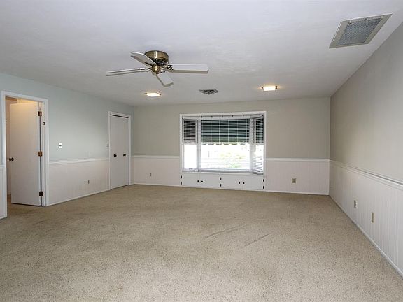 5th image of 215 Marbrook Dr