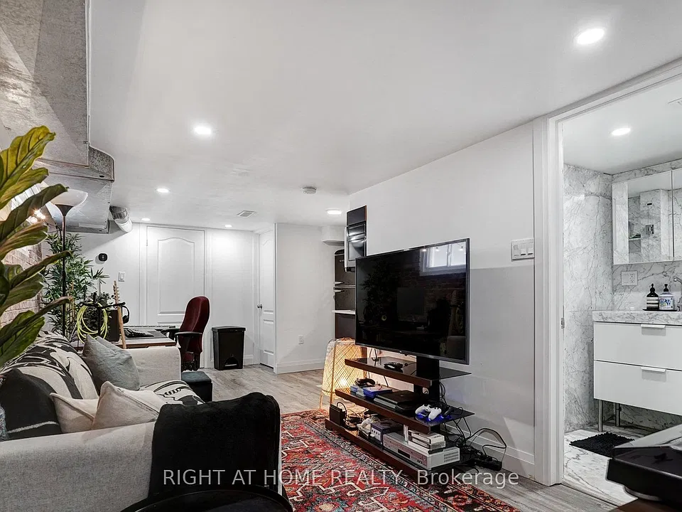 35 Chryessa Ave #LOWER