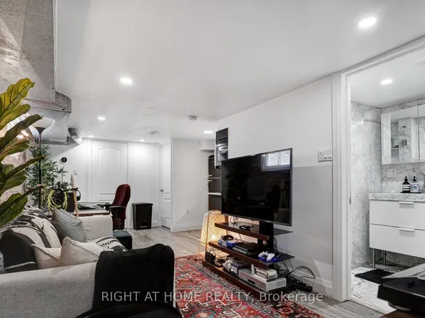 35 Chryessa Ave, Toronto, ON M6N 4T4