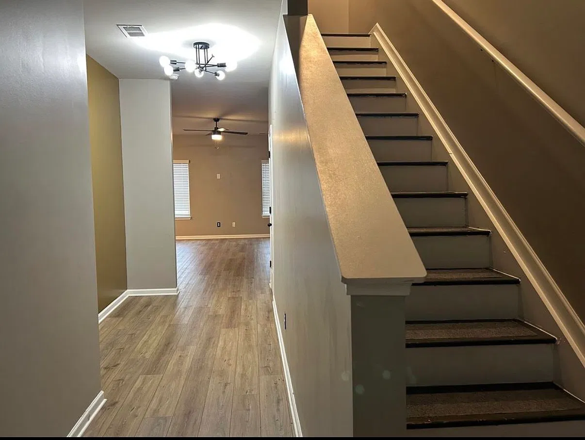 4 bed, 2100 sqft, $2,200 — Photo 2