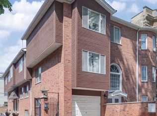 716 W Junior Ter #C, Chicago, IL 60613