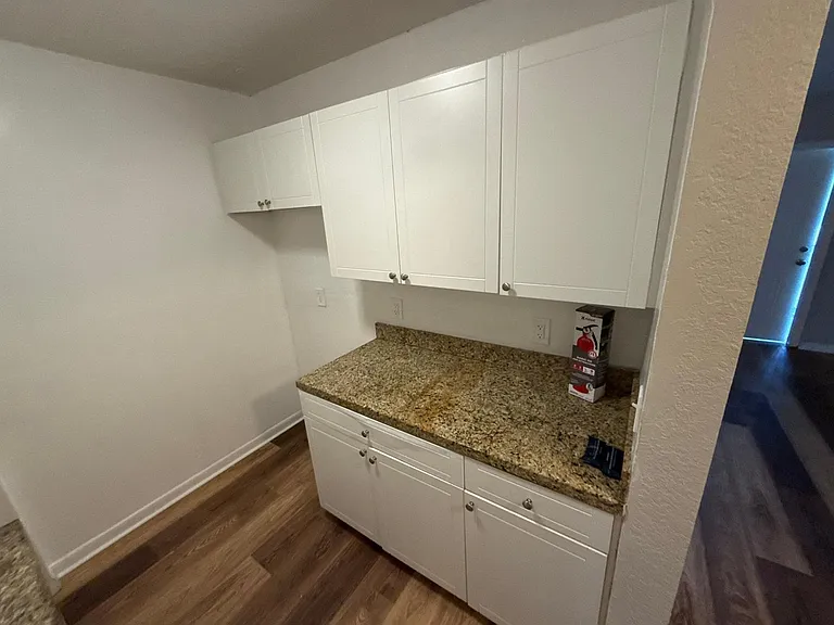 717 NE 10th Ave #6 — Photo 6