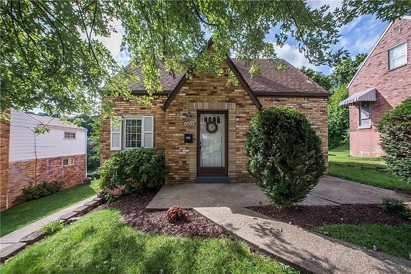 Adorable, Brick Cape Cod! Super Clean!