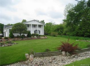 7421 Ledgewood Dr, Fenton, MI 48430