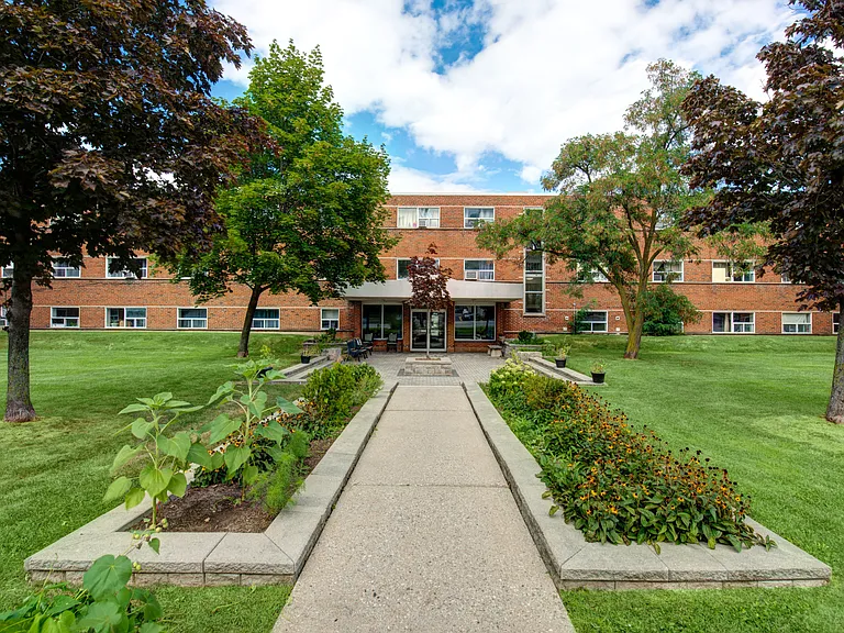 655 Mohawk Rd E — Photo 1