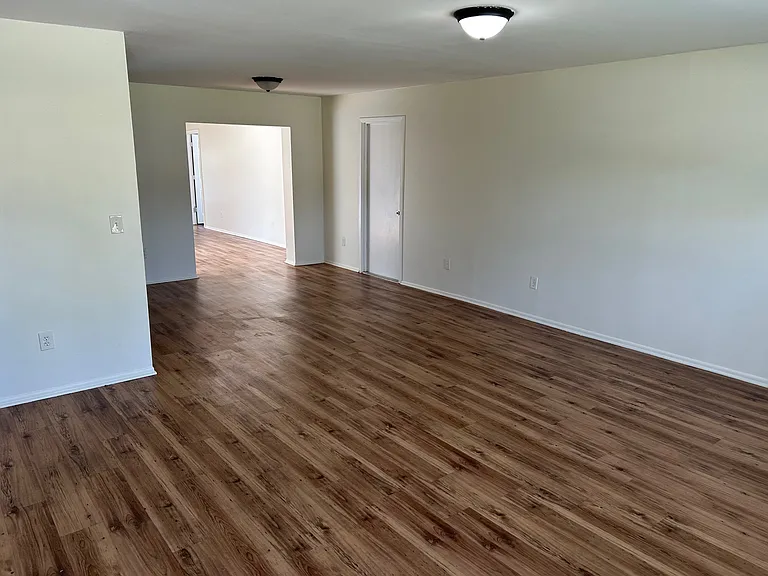 1404 Dexter Dr N — Photo 2