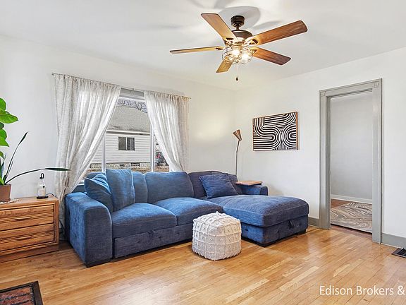 4th image of 1114 Maybelle St NE