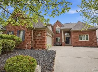 29126 Eastman Trl, Novi, MI 48377