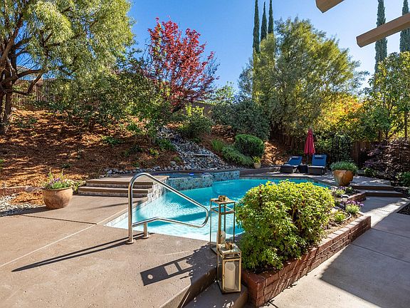 3rd image of 1044 Callander Way