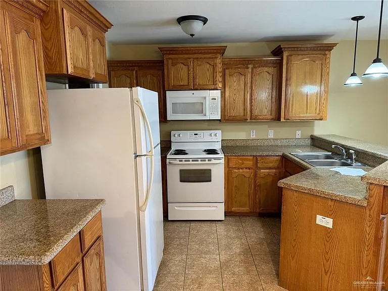 1204 W Kiwi Ave #A — Photo 5
