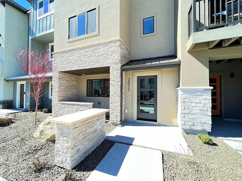 3 bed, 3.5 bath, 2288 sqft, $3,100 — Photo 1