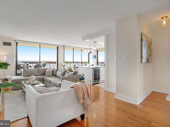 5th image of 400 Madison St APT 1904