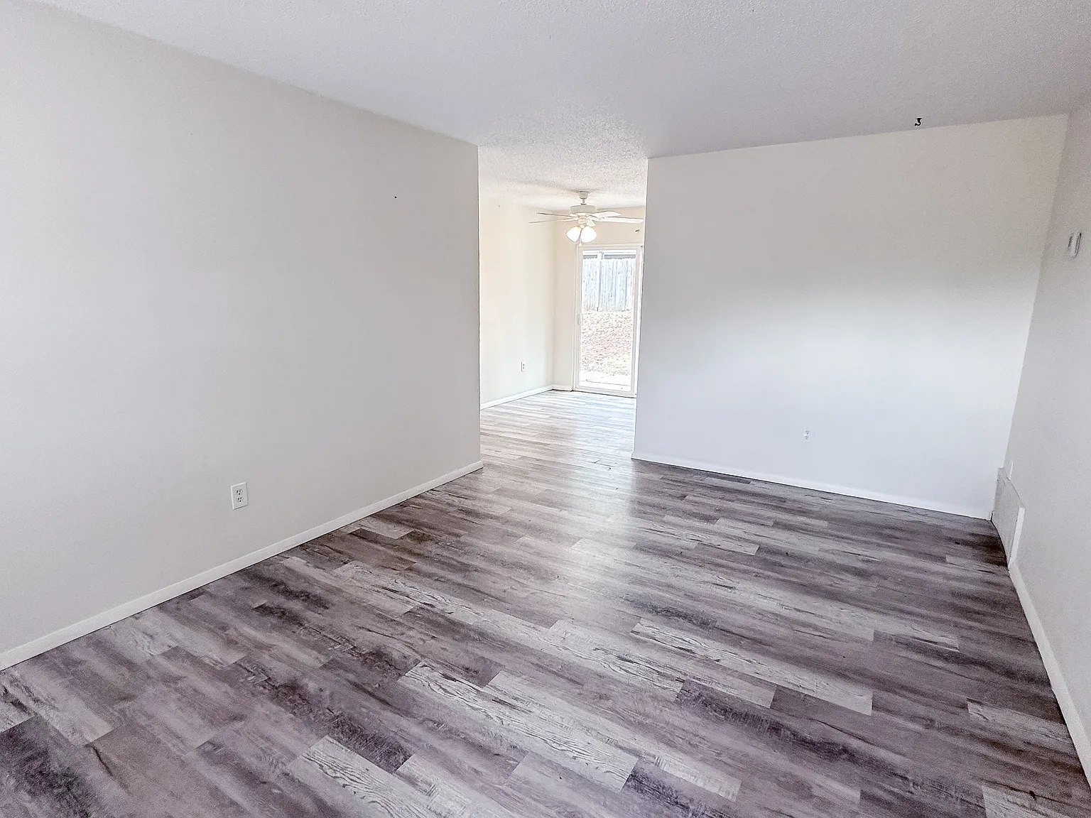 3 bed, 900 sqft, $950 — Photo 3