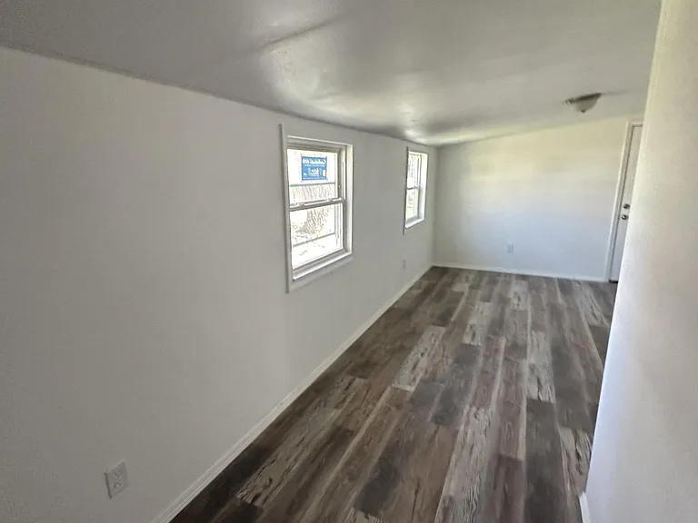 516 E George St — Photo 3