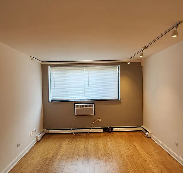 Foster Beach Apartments — Photo 5