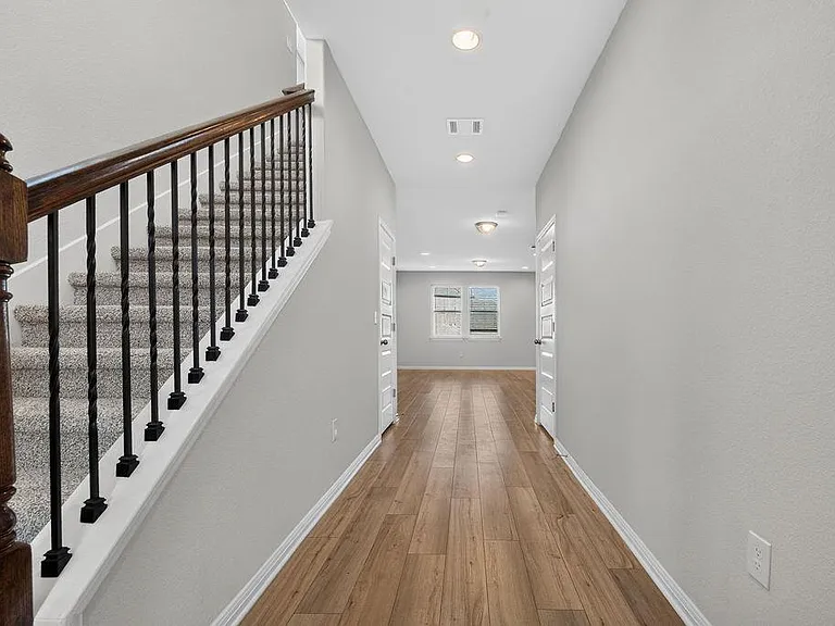 320 Rend Dr — Photo 5