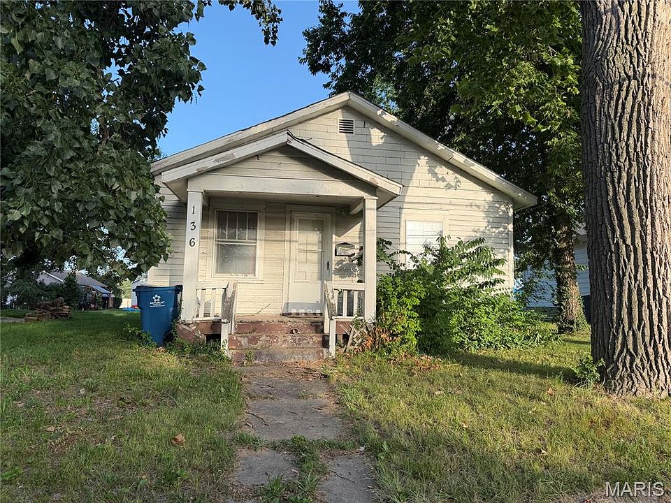 1st image of 136 Illinois St