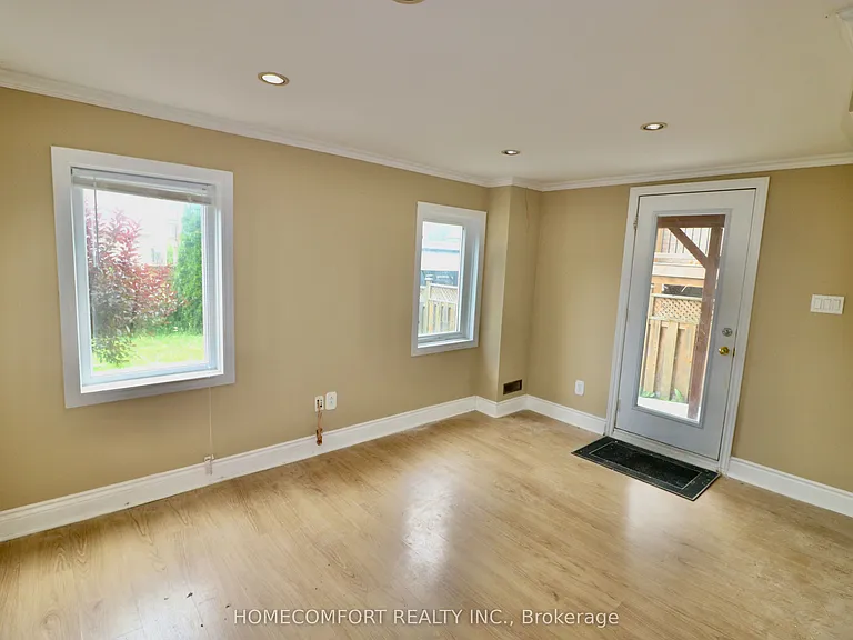 126 Gamble Glen Cres #LOWER — Photo 4