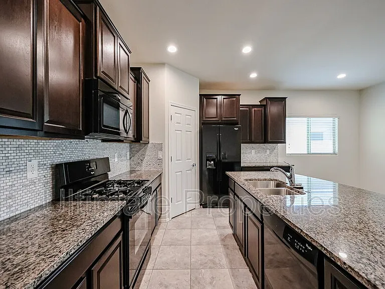 17777 W Maya Way — Photo 2