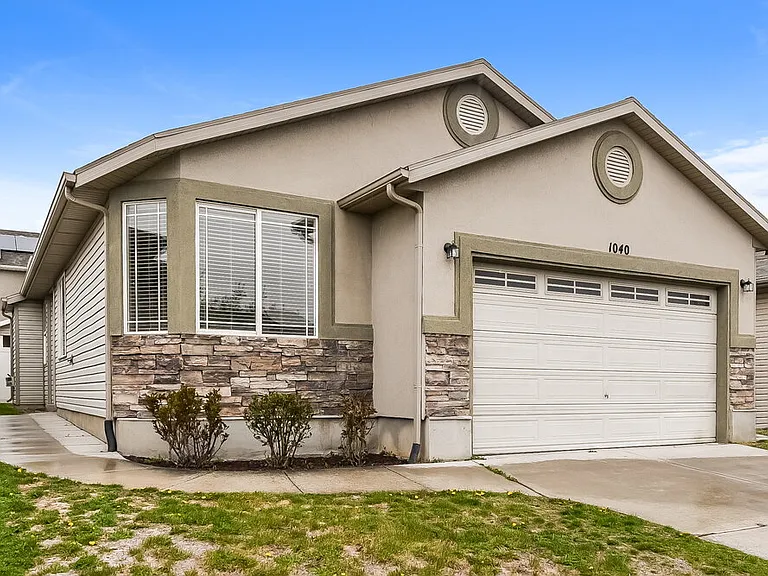 1040 York Dr — Photo 3