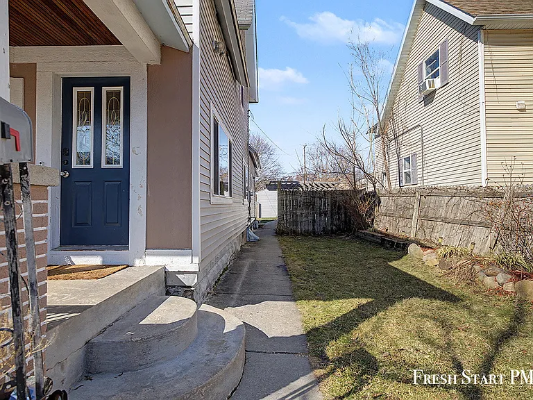 1113 Alpine Ave NW — Photo 4