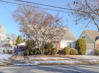 236 Wardwell Rd, Mineola, NY 11501
