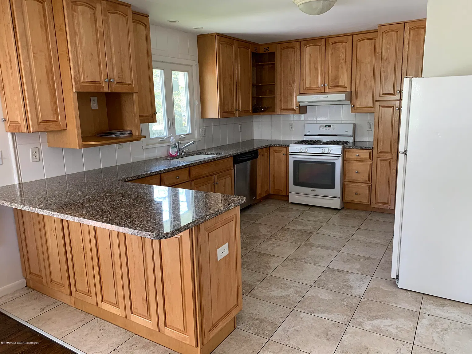 8 bed, 3183 sqft, $5,800 — Photo 3