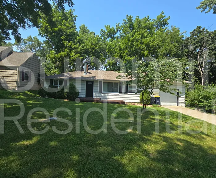 2500 NE 46th St — Photo 2
