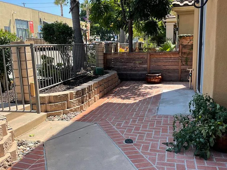 415 N Cedros N — Photo 4