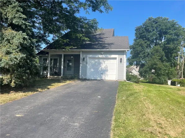 1226 Holland Dr, Farmington, NY 14425