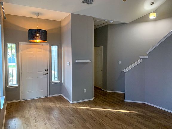 3rd image of 913 Truman Ln